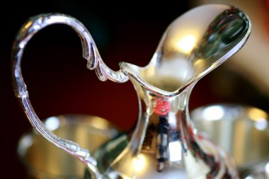 şarap bardakları kalp şeklinde gümüş sürahi