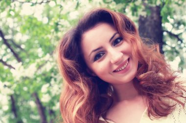 Bahar elma sokakta yürüyen kız