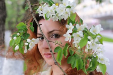 Elma çiçekli kadınlar