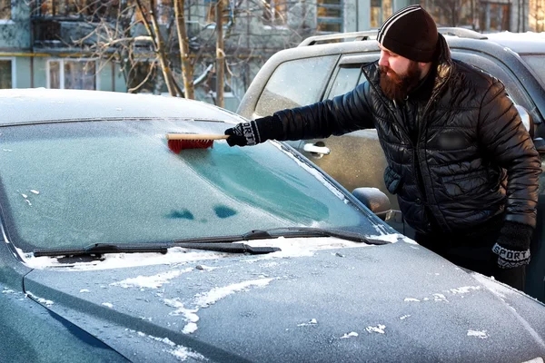 Kış adam fırça araba kar — Stok fotoğraf