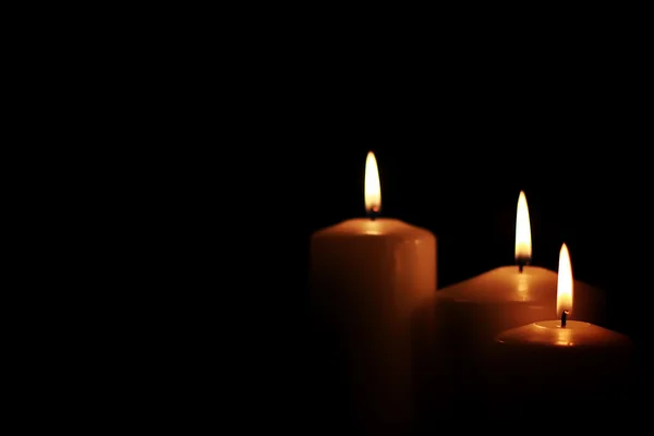 Kerzenlicht isoliert schwarz — Stockfoto