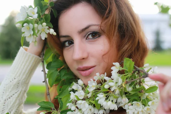 Mujeres con rama flor de manzana —  Fotos de Stock