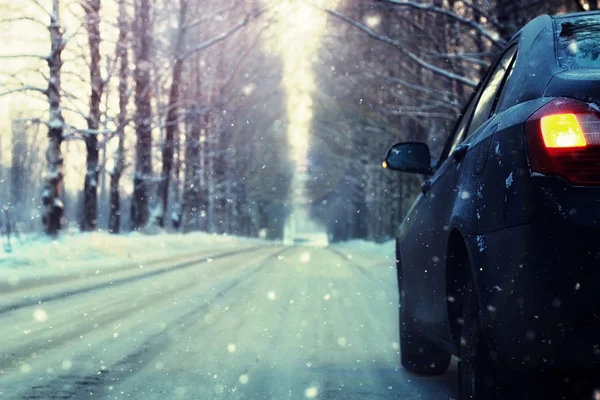 Puste drogi samochód zimą aleja — Zdjęcie stockowe