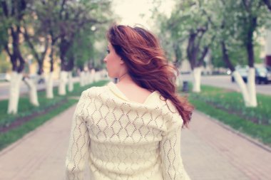 Bahar elma sokakta yürüyen kız