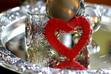 Kalp şekli gümüş kırmızı