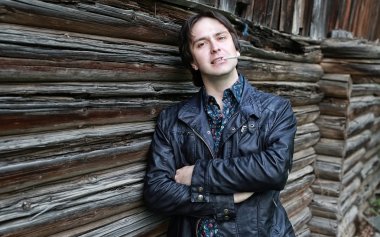 adam ahşap duvar duman