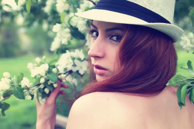 Elma ağacı çiçeğindeki kadın