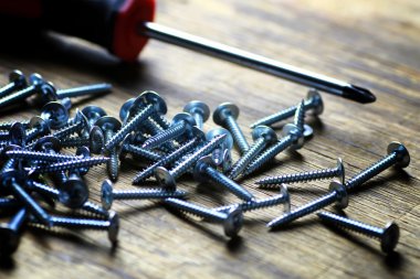 vida ve tornavida yığını