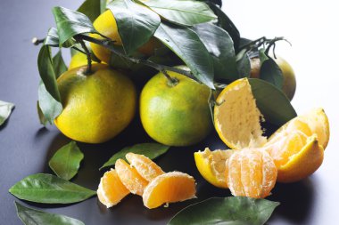 Mandarin meyvesi siyahı izole et