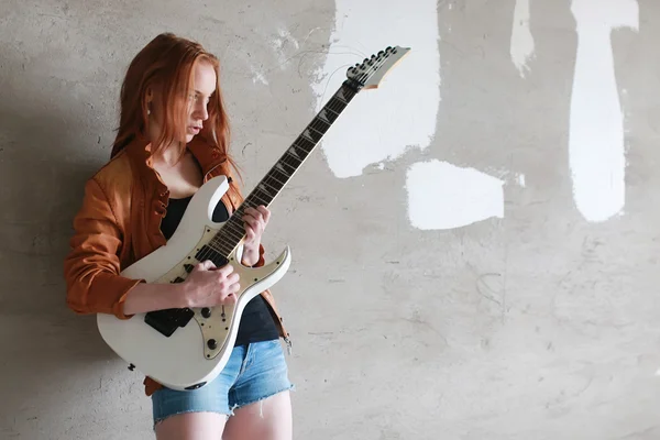 Chica con guitarra eléctrica rock — Foto de Stock