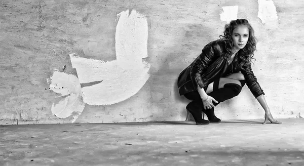 Rocker menina meias jaquetas de couro preto — Fotografia de Stock