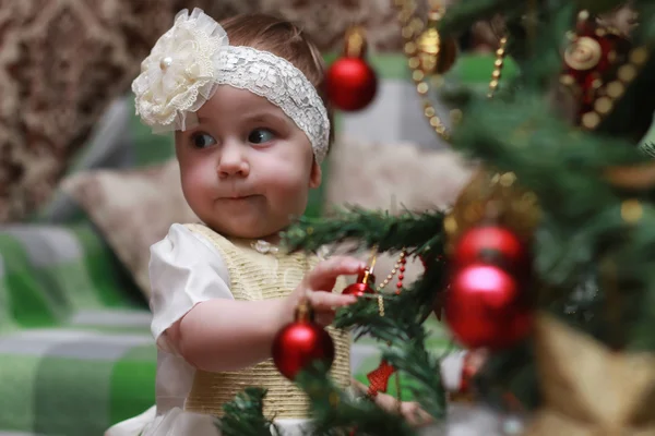 Niño decorar el juguete del árbol de Navidad — Foto de Stock