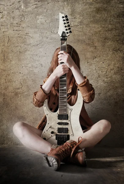 Menina com guitarra elétrica rock — Fotografia de Stock