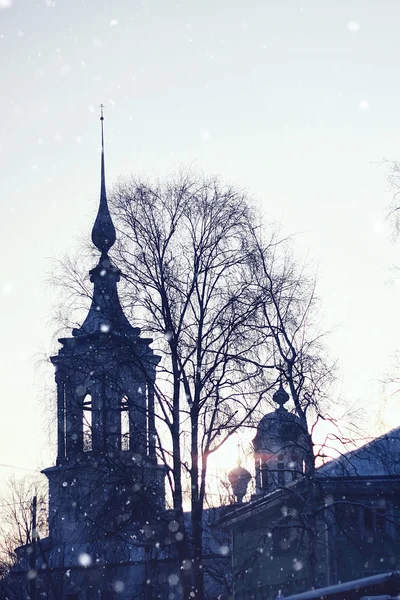 Kışın kubbe günbatımı siluet