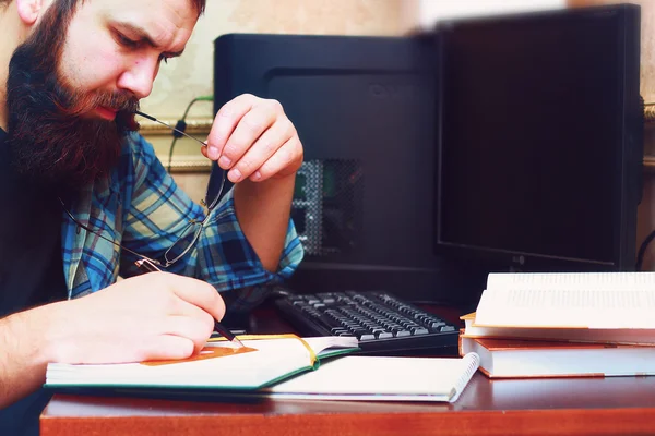 Männliche Arbeit Computer Stift schreiben — Stockfoto