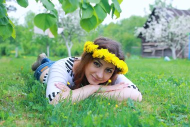 Karahindiba otlağındaki genç kadın