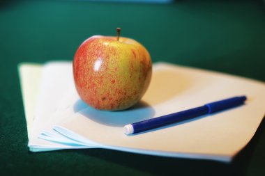 Eğitim kavramı kitap yığını, elma ve kalem