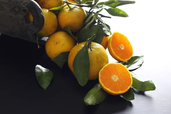 Mandarinenfrucht-Isolat schwarz — Stockfoto