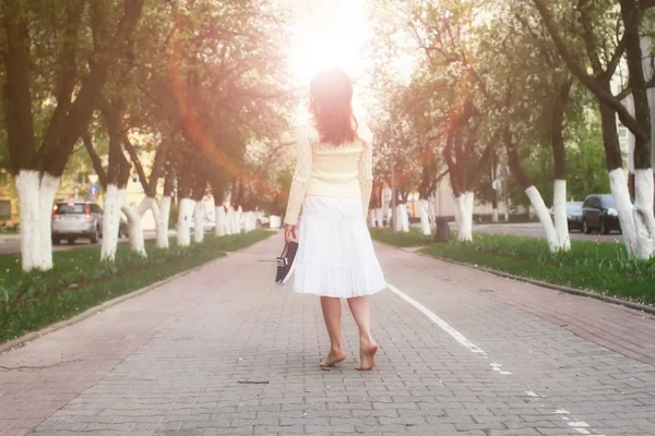 Sokakta çıplak ayaklı kadın