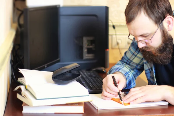 Человек писать ручкой стол — стоковое фото