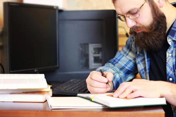 Mężczyzna pisać pióro tabeli — Zdjęcie stockowe