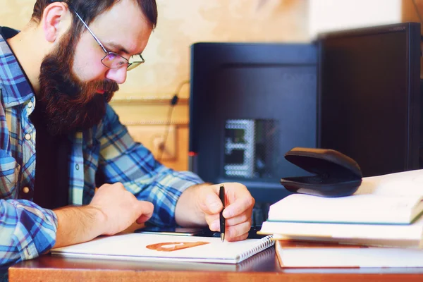 Männliche Arbeit Computer Stift schreiben — Stockfoto