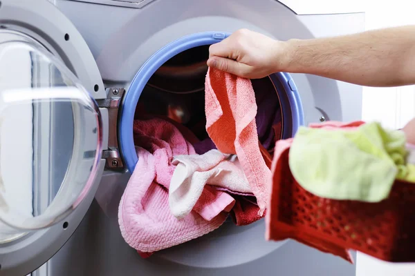 Lägg trasan i tvättmaskin — Stockfoto
