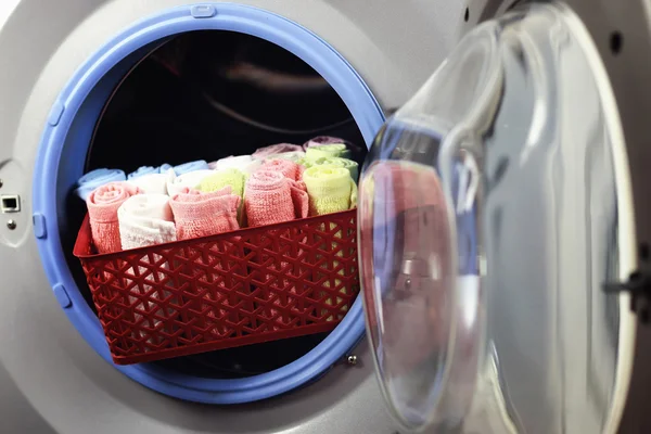 Máquina lavadora mano poner — Foto de Stock