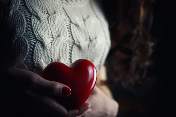 Manos corazón femenino pecho — Foto de Stock