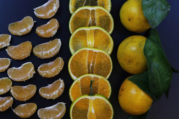 Mandarin meyvesi siyahı izole et — Stok fotoğraf