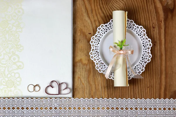 Accesorios de boda e invitaciones para enmarcar mesa de madera ligera — Foto de Stock