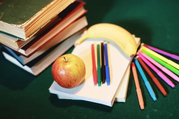 Utbildning konceptet böcker stack, äpple och penna — Stockfoto