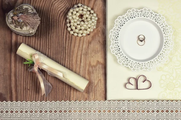 Accesorios de boda e invitaciones para enmarcar mesa de madera ligera — Foto de Stock