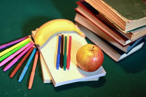 Grunge effekt foto utbildning bok stack apple penna — Stockfoto