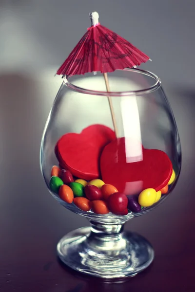 Verre avec pilule de bonbons — Photo