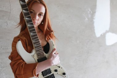 elektro gitar rock ile kız