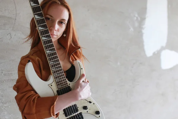 Menina com guitarra elétrica rock — Fotografia de Stock