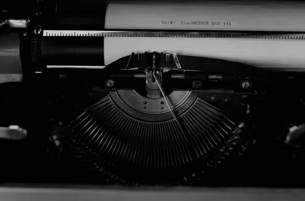 Fekete-fehér, retro írógéppel levelet — Stock Fotó