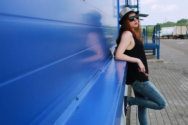 Chica hipster en la pared azul — Foto de Stock