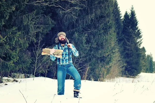 Zimní muž sekera dřevo — Stock fotografie