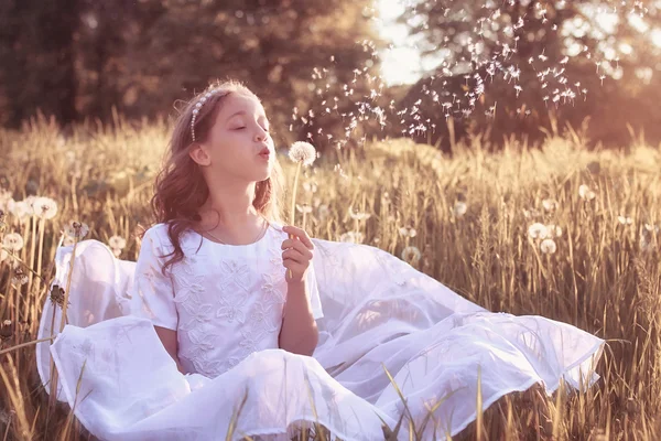 Girl with dundelion in autumn park — Stock Photo, Image