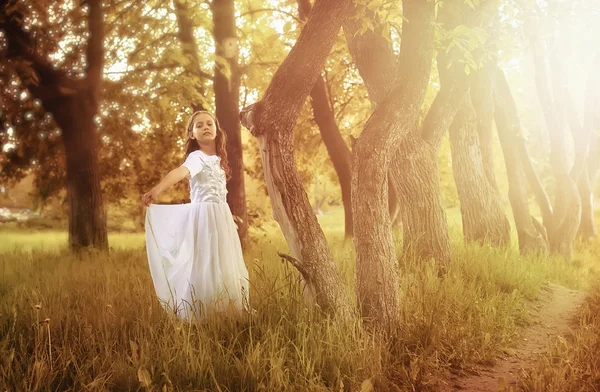 Menina no parque de conto de fadas com árvore na primavera — Fotografia de Stock