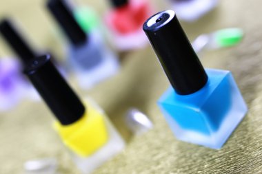 Manikür yanlış tırnak vernik