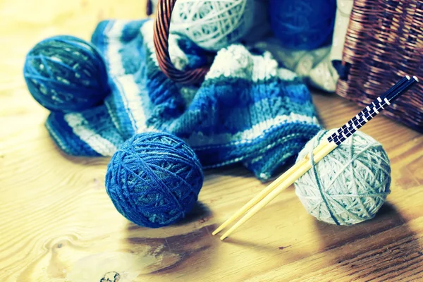 Wool balls and knitting needles — Stock Photo, Image