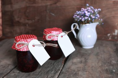 rustik ev yapımı reçel kavanoz ahşap arka plan ve çiçek