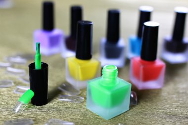 Manikür yanlış tırnak vernik