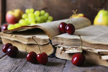 Retro kitap ve kiraz meyve