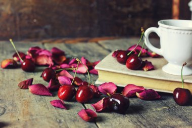 Vintage kompozisyon kiraz berry ahşap arka plan üzerinde