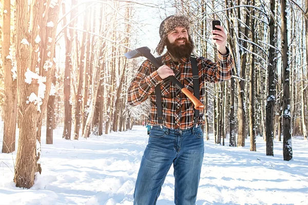 Huş ağacı kış orman adam balta ile