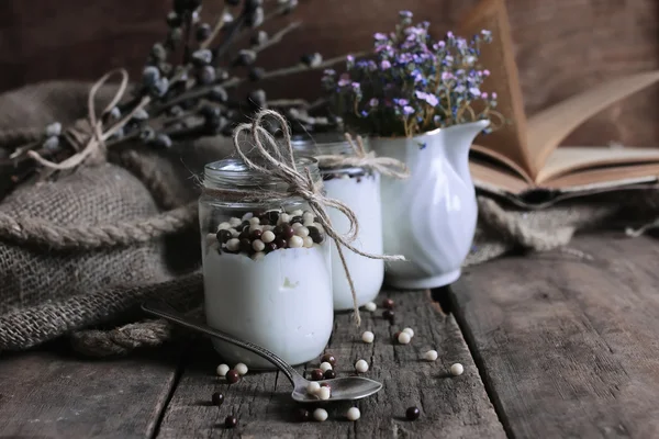 Rustieke zelfgemaakte yoghurt jar — Stockfoto